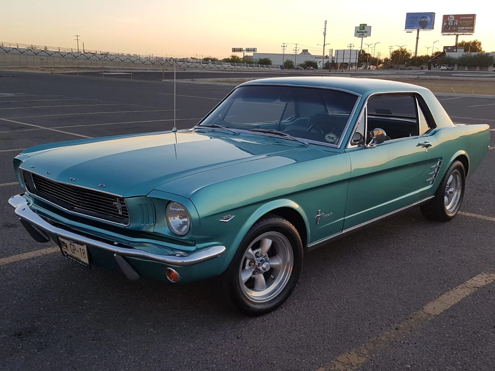 Ford Mustang turquesa clásico